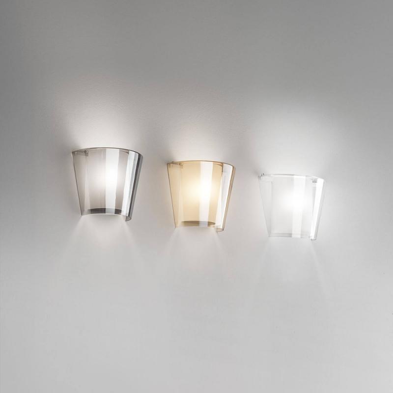 Viki  Wandleuchte aus geblasenem Glas und Acryl-Innenschirm in Rauchgrau von Fabas Luce