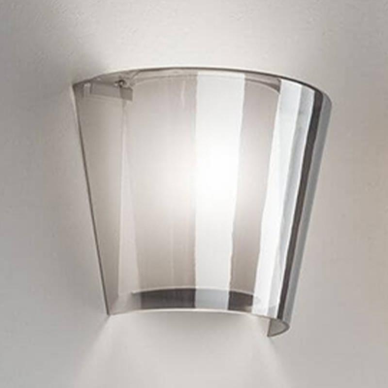 Viki  Wandleuchte aus geblasenem Glas und Acryl-Innenschirm in Rauchgrau von Fabas Luce