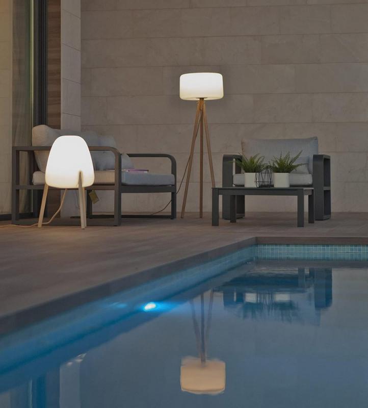 New Garden Chloe 140 Tragbare Außen- und Innen Stehlampe mit 3 Holzfüßen dimmbar