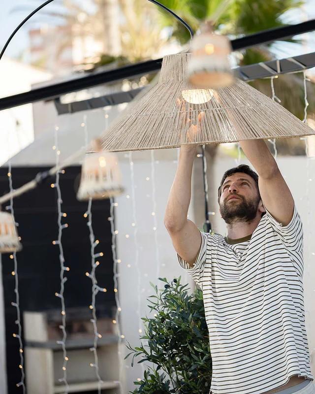 New Garden Kabellose Bogen Stehlampe NIZA - handgeflochtene Naturfaser - Akku für Innen & Außen mit Fernbedienung