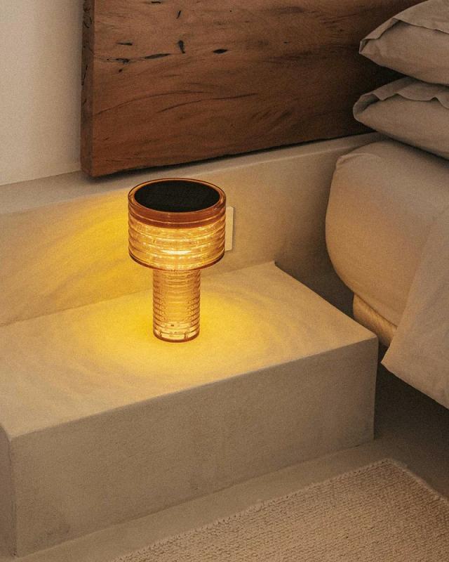 New Garden TISCHLAMPE AMBAR SOLAR in transparenter Bernsteinfarbe mit Akku dimmbar In&Out IP44 Höhe: 25 cm