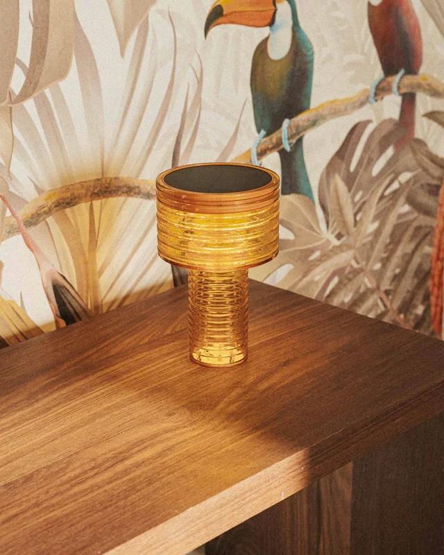 New Garden TISCHLAMPE AMBAR SOLAR in transparenter Bernsteinfarbe mit Akku dimmbar In&Out IP44 Höhe: 25 cm