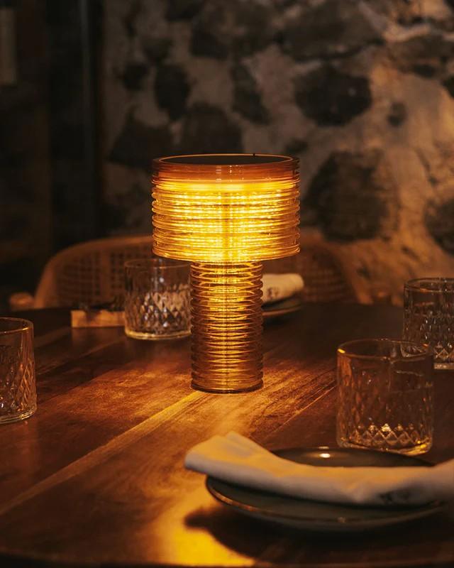 New Garden TISCHLAMPE AMBAR SOLAR in transparenter Bernsteinfarbe mit Akku dimmbar In&Out IP44 Höhe: 25 cm