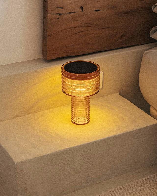 New Garden TISCHLAMPE AMBAR SOLAR in transparenter Bernsteinfarbe mit Akku dimmbar In&Out IP44 Höhe: 25 cm