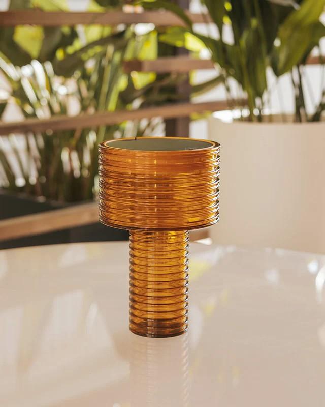 New Garden TISCHLAMPE AMBAR SOLAR in transparenter Bernsteinfarbe mit Akku dimmbar In&Out IP44 Höhe: 25 cm