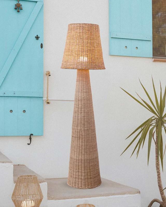 New Garden Akku-Stehlampe Lola 165 Natur, braun, Rattan, IP54 In & Out,165 cm hoch mit warmweißem Licht, USB C Kabel