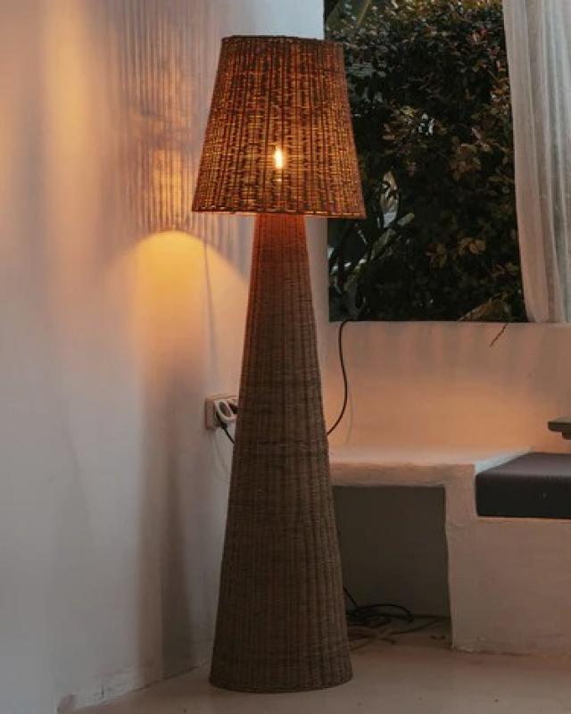 New Garden Akku-Stehlampe Lola 165 Natur, braun, Rattan, IP54 In & Out,165 cm hoch mit warmweißem Licht, USB C Kabel