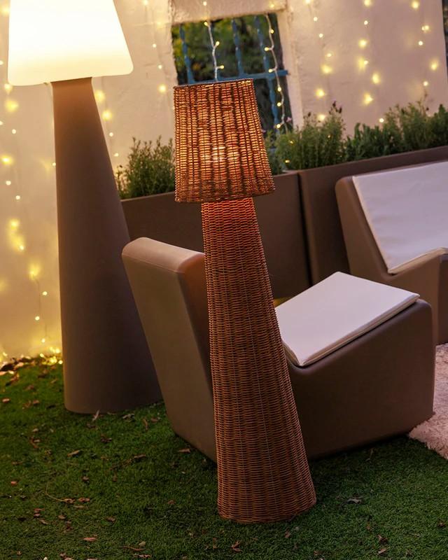 New Garden Dekorative Rattan Stehleuchte Lola 110 Nature 110cm hoch aus Naturfasern Rattan, warmweißes Licht mit Akku, IP54 In & Out