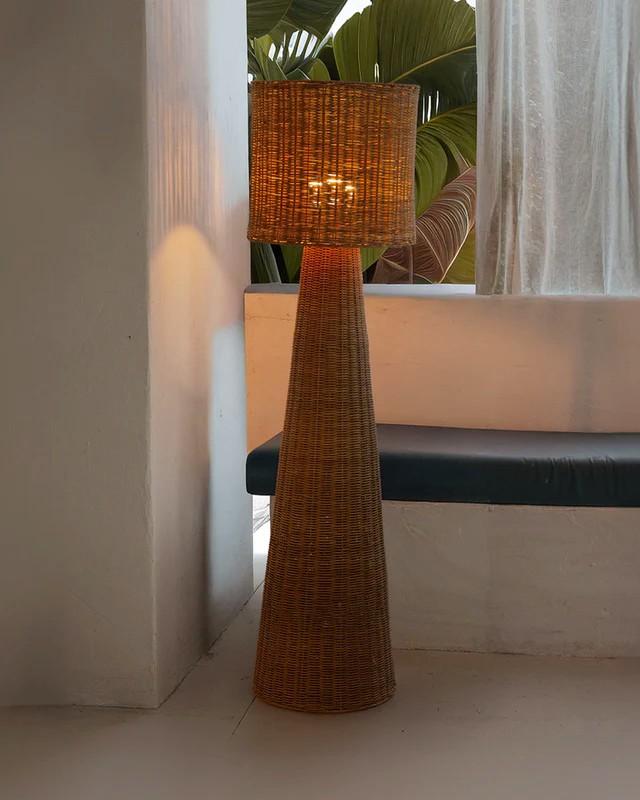 New Garden Dekorative Rattan Stehleuchte Grace 140 Nature Akku USB Fernbedienung Höhe: 137 cm, warmweißes Licht IP54