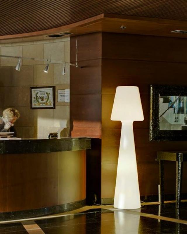 New Garden Lola 110 Stehlampe mit Kabel für 230V,  2700 K warmweißes Licht, 110 cm hoch, IP65