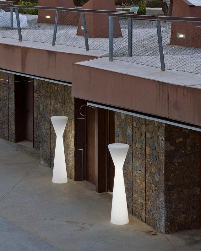 New Garden KONIKA 170 Aussen Stehleuchte Akku Aufladbar über USB, Fernbedienung Innen & Außen IP65 170cm hoch, RGBW Farben und kaltweißes licht