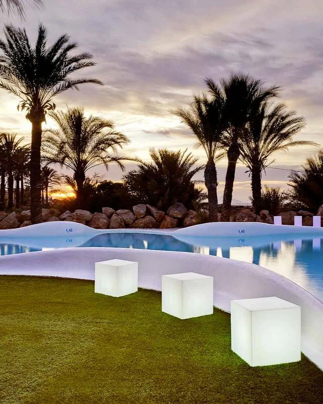 New Garden CUBY 20 Leuchtwürfel & Beistelltisch Solar Akku RGBW USB Fernbedienung IP65 INNEN- UND AUSSENEINSATZ