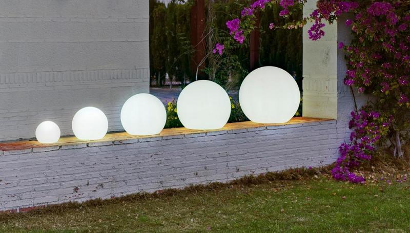 New Garden BULY 50 AUTOMATIC RGBW LED-Garten Kugel Solar aufladbarer Akku & USB IP65