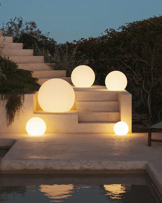 New Garden BULY 40 SOLAR LED Gartenkugel mit RGB-Farben und warmen und kaltem Licht IP65, in&out einsetzbar, IP65, Ø 40cm