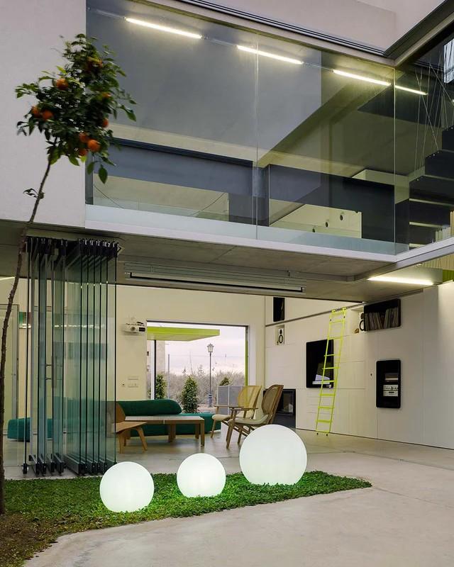 New Garden BULY 40 SOLAR LED Gartenkugel mit RGB-Farben und warmen und kaltem Licht IP65, in&out einsetzbar, IP65, Ø 40cm