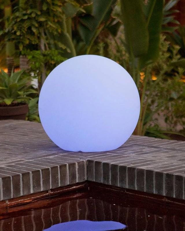 New Garden BULY 40 SOLAR LED Gartenkugel mit RGB-Farben und warmen und kaltem Licht IP65, in&out einsetzbar, IP65, Ø 40cm