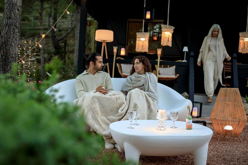 New Garden Chloe 140 Stehleuchte Solar + Akku 3 Hozfüße RGB in&out dimmbar 140cm - farbige Beleuchtung sowie helles Tageslicht mit 6.000 K