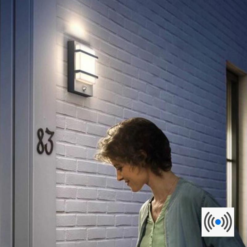 Philips Ultra Efficiente Außen Wandleuchte Petronia Anthrazit mit Bewegungsmelder
