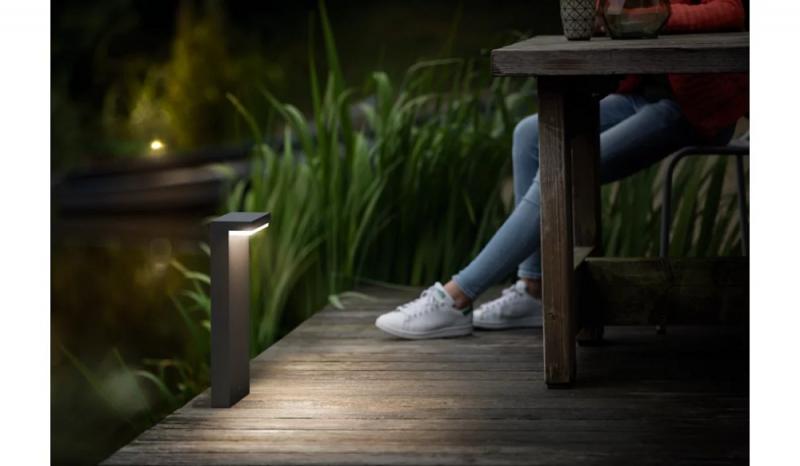 Philips ultraeffiziente Wegeleuchte Bustan in stilvollem Anthrazit warmweißes Licht