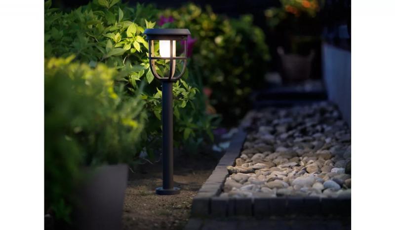 Philips ultraeffiziente Solar Erdspieß-Wegeleuchte Radii mit Sensor in Schwarz - warmweißes Licht, IP44 wetterfest