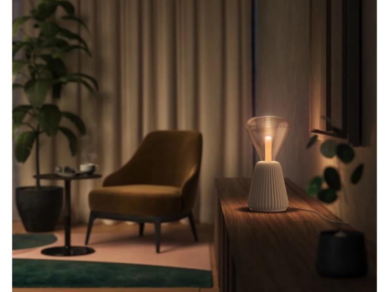 Philips Hue  Triangle – Smarte Lampe E27  - schimmert in einem brillanten Farblicht