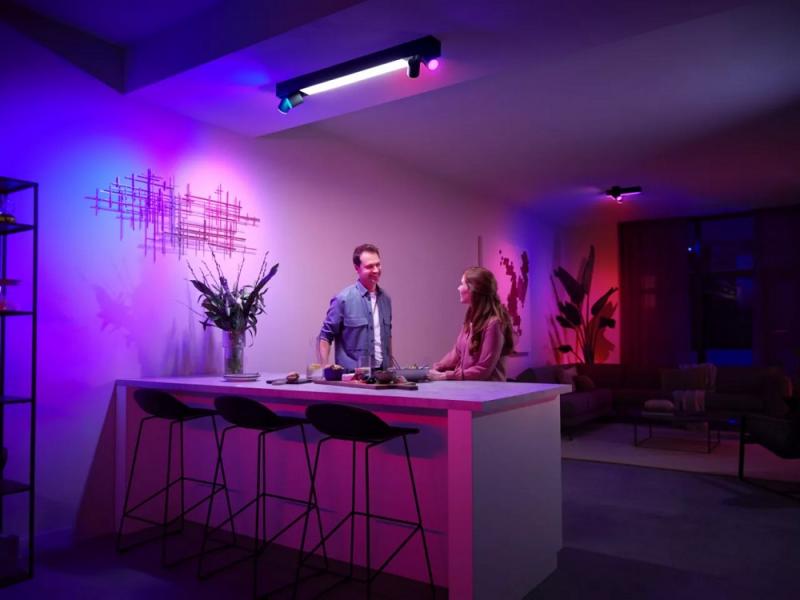 Philips Hue White & Color Ambiance Centris 4er Spot, dimmbar, 16 Mio. Farben, steuerbar via App, kompatibel mit Amazon Alexa, schwarz