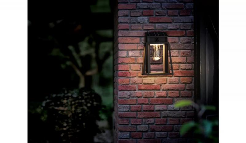 Philips Solar Wandleuchte Lysin in Schwarz mit Bewegungssensor UltraEfficient in klassischer Laternenform - 2700K warmweißes Licht, austauschbare Solarlampe