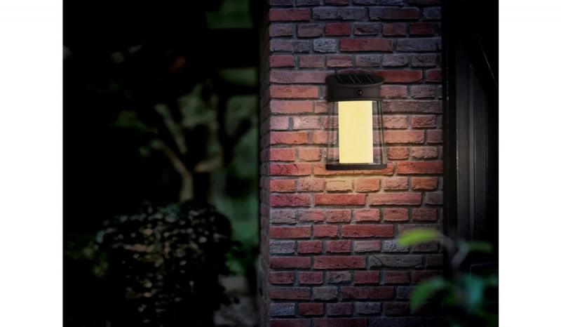Philips UltraEffiziente Solar-Wandleuchte für den Außenbereich mit austauschbarer Solarlampe & Bewegungssensor, warmweißes Licht, Schwarz