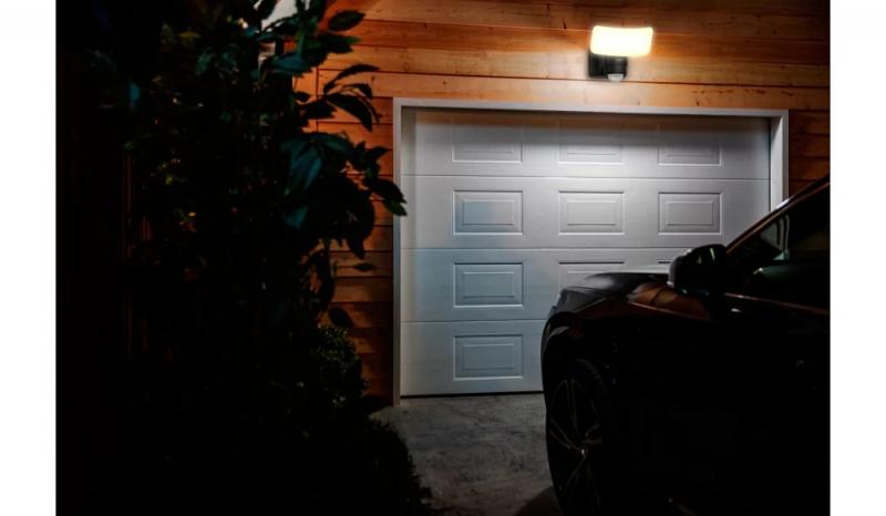 Philips ultraeffiziente Solar-Sicherheitsleuchte Tylus für den Außenbereich mit Sensor, warmweißes Licht, Schwarz