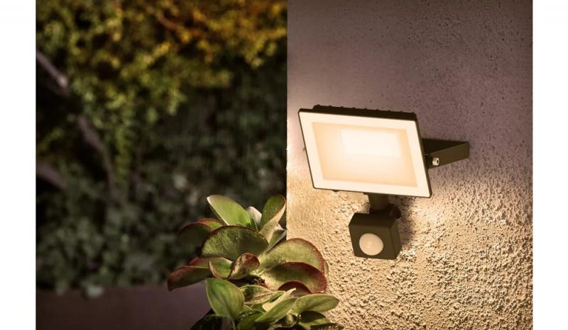 Philips Lois Flutlichtstrahler mit Sensor für den Außenbereich - 20 Watt, 3000K weißes Licht, Schwarz