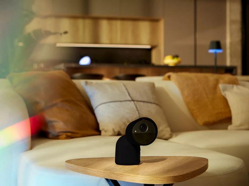 Philips Hue Secure kabelgebundene Smart Home Überwachungskamera mit Standfuß Full HD Video schwarz