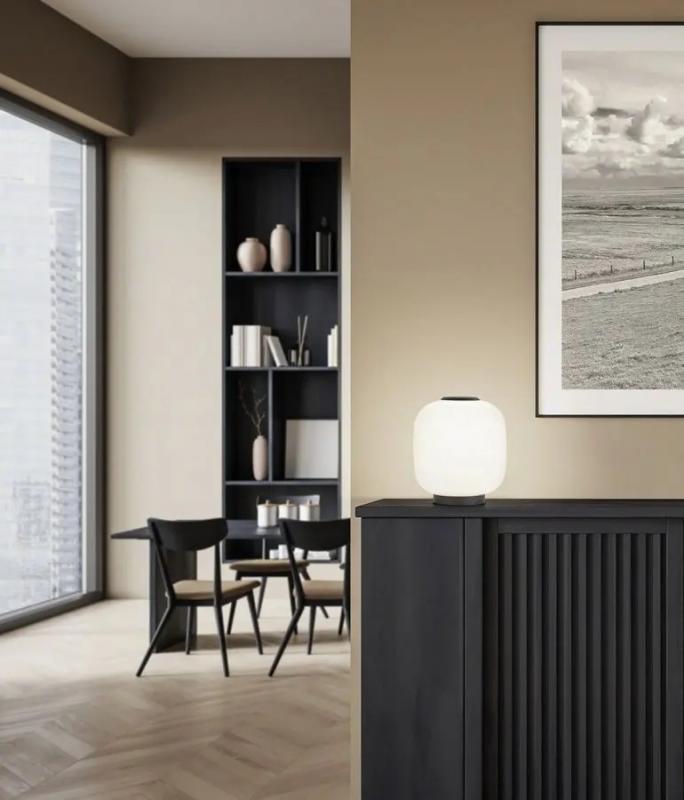 Helestra MILO Tischleuchte  mattschwarz mit Opalglas