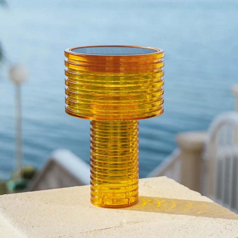 New Garden TISCHLAMPE AMBAR SOLAR in transparenter Bernsteinfarbe mit Akku dimmbar In&Out IP44 Höhe: 25 cm