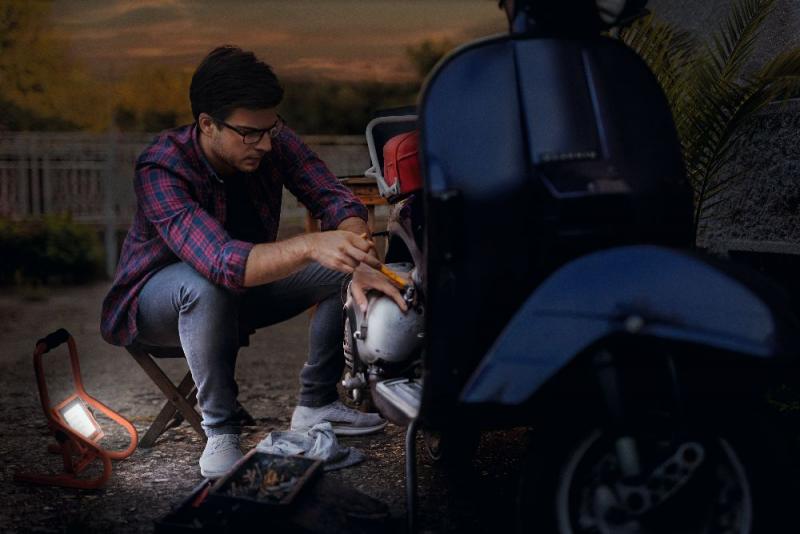 OSRAM Akku LED Baustrahler 30W neutralweißes Licht - für Renovierung, Keller und Garagen