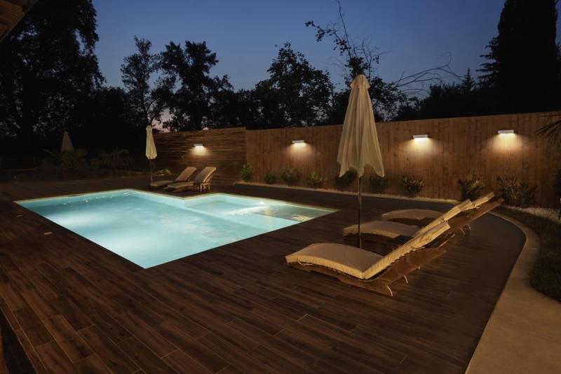 Osram ENDURA STYLE BRICKLUME Solar Wandleuchte wide weiß - indirekte Beleuchtung, Bewegungsmelder, Tageslichtsensor, IP65, armweiße Lichtfarbe