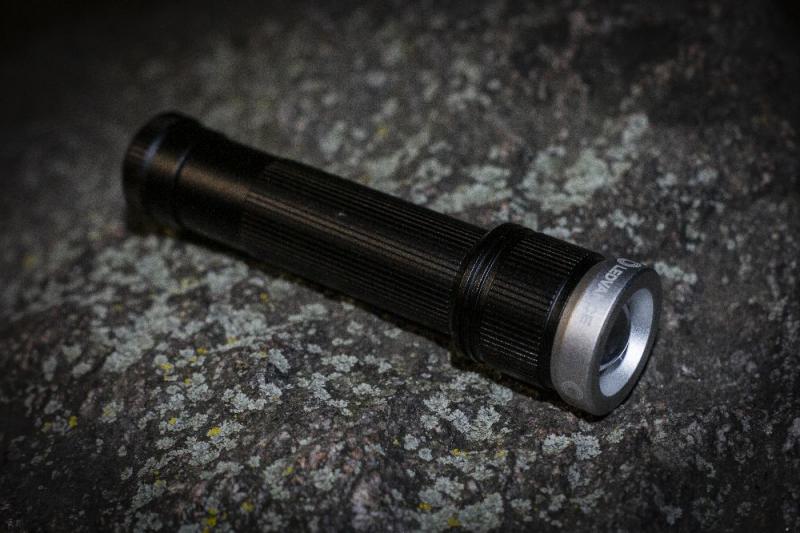 Ledvance LED Taschenlampe FLASHLIGHT SPOTLIGHT TACTICAL für 6xAAA Batterien exkl. IP65