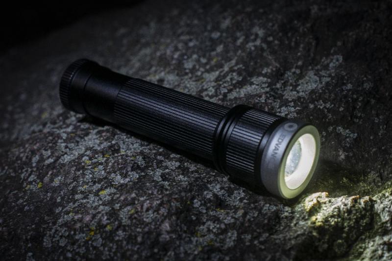 Ledvance LED Taschenlampe FLASHLIGHT SPOTLIGHT TACTICAL für 6xAAA Batterien exkl. IP65