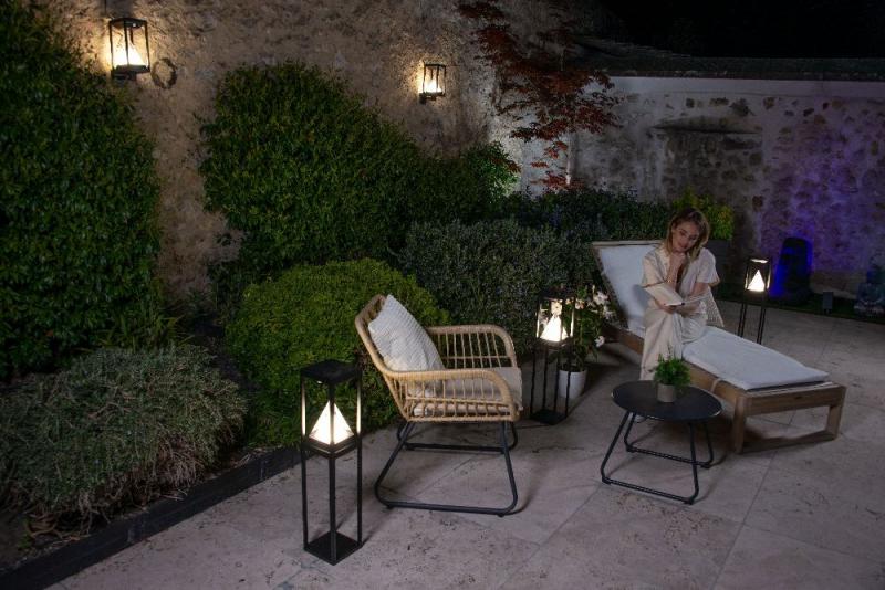 OSRAM Smart+ Bluetooth Solar LED Wandleuchte Alps in Laternenform mit Pyramidenlichtkegel & Multicolor & Sensor