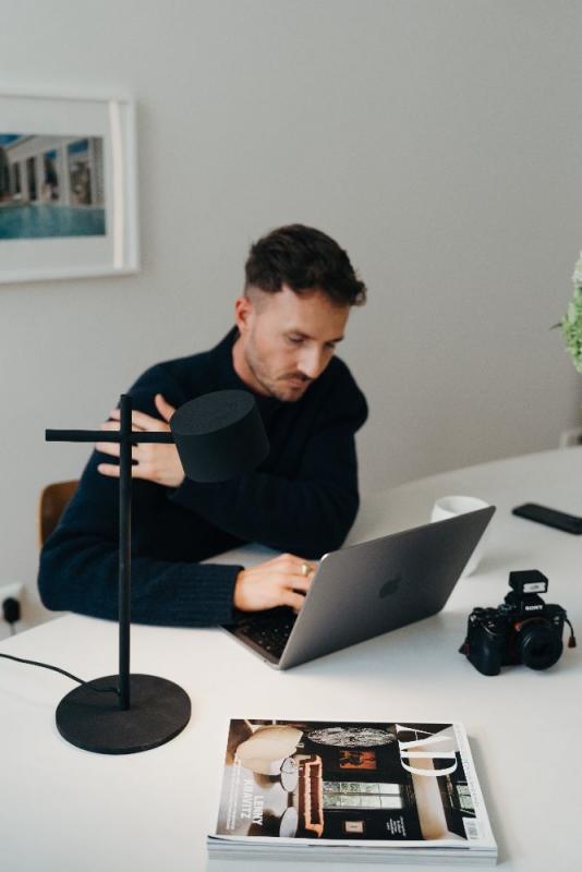 Osram Schreibtisch- und Tischleuchte Decor Kyoto aus Aluminium in Schwarz mit warmweißem Licht und beweglichem Kopf - dimmbar