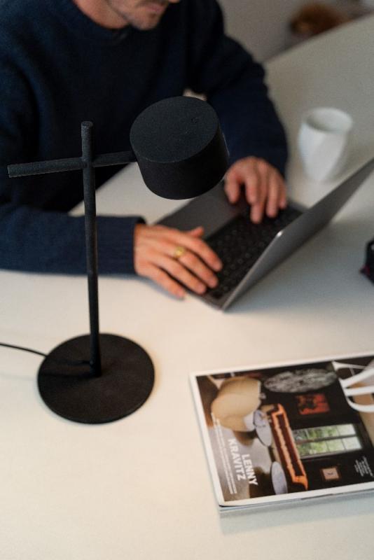 Osram Schreibtisch- und Tischleuchte Decor Kyoto aus Aluminium in Schwarz mit warmweißem Licht und beweglichem Kopf - dimmbar