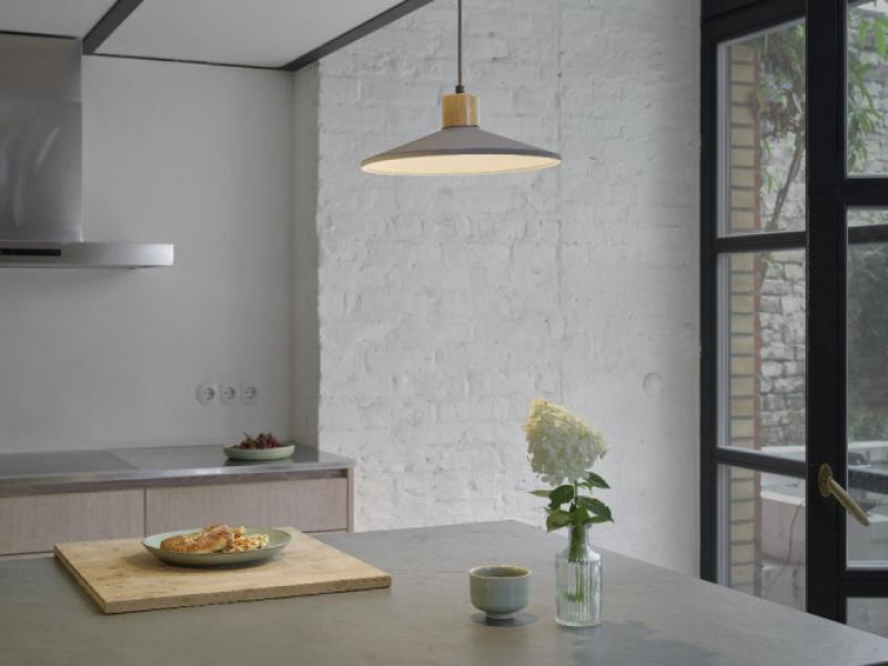 OSRAM E14 OSRAM Flat Lampe ultra-kompakte und flache LED Lampe 3,5W ersetzt herkömmliche 26W dimmbar 2700K warmweißes Licht