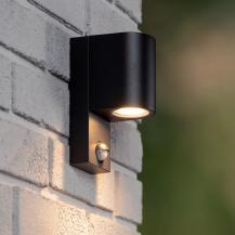Lucide ZARO Wandstrahler IP65 Schwarz – 1x GU10 Außenwandleuchte mit Sensor