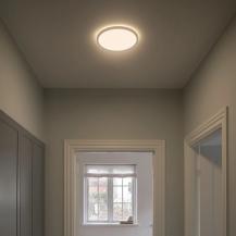 Flache LED-Deckenleuchte Oja 24cm mit Lichtkranz an der Decke für ein modernes Wohnambiente