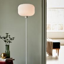 Stehleuchte Milford mit weißem Schirm aus Opal Glas für ein klassisches Wohnambiente