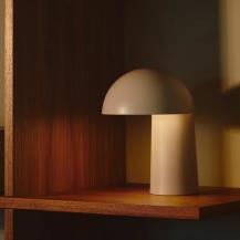 Design For The People Faye Portable Table Lamp Beige – kabellose Designer-Tischleuchte von Charlotte Høncke