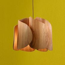 Pevero Pendelleuchte aus massivem Eschenholz in extravagant gebogener Form Ø42 von Fabas Luce