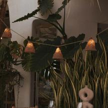 New Garden 10er Jute Lichterkette MARO IP44 mit Solapanel 5M lang, warmweißes Licht mit 10 Schirmchen